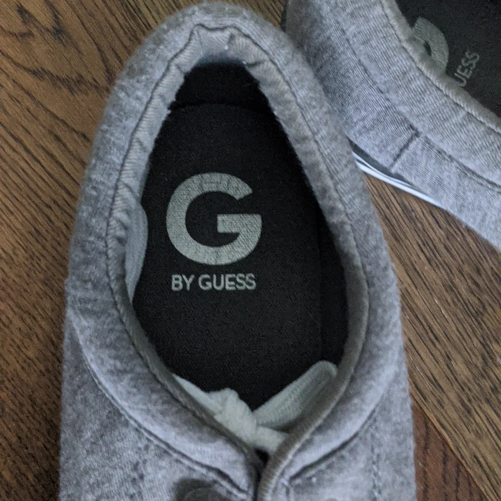 Guess women's size 8.5M sneakers - Picture 3 of 3